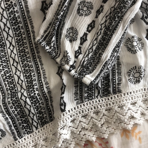 Off-the-shoulder shorts romper - Picture 3 of 3